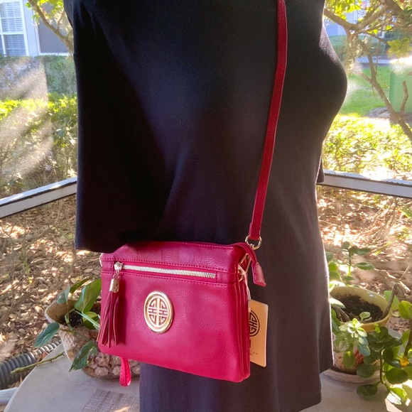 RED CROSSBODY w/MEDALLION / MESSENGER BAG⭐️ LIGHT WEIGHT- NEW CONDITION W/TAGS - Picture 8 of 14